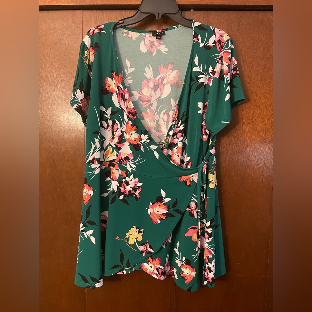 Green floral wrap short sleeve shirt